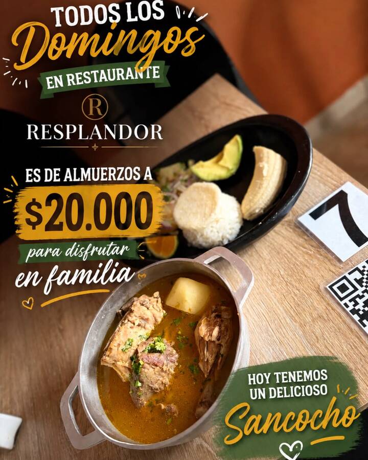 Afiche del domingo: Todos los domingos en Restaurante Resplandor es de almuerzos a 20.000 pesos, para disfrutar en familia. Un sello anuncia el sancocho, que se programa solo algunos fines de semana. Foto de un sancocho en una olla de aluminio con costilla, papa y cilantro, y un plato negro con arroz blanco, aguacate, plátano y ensalada.