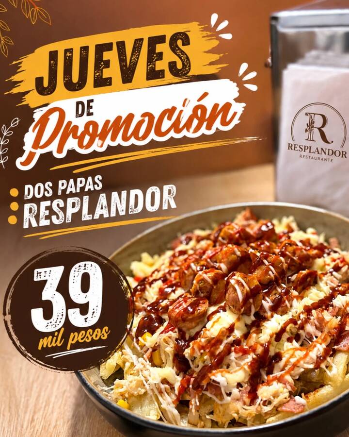 Afiche del jueves: Jueves de promoción, dupleta de papas: dos Papas Resplandor por 39.000 pesos. Foto de un plato hondo de papas con queso gratinado, trozos de salchicha y salsa, junto a un servilletero con el logo de Resplandor.