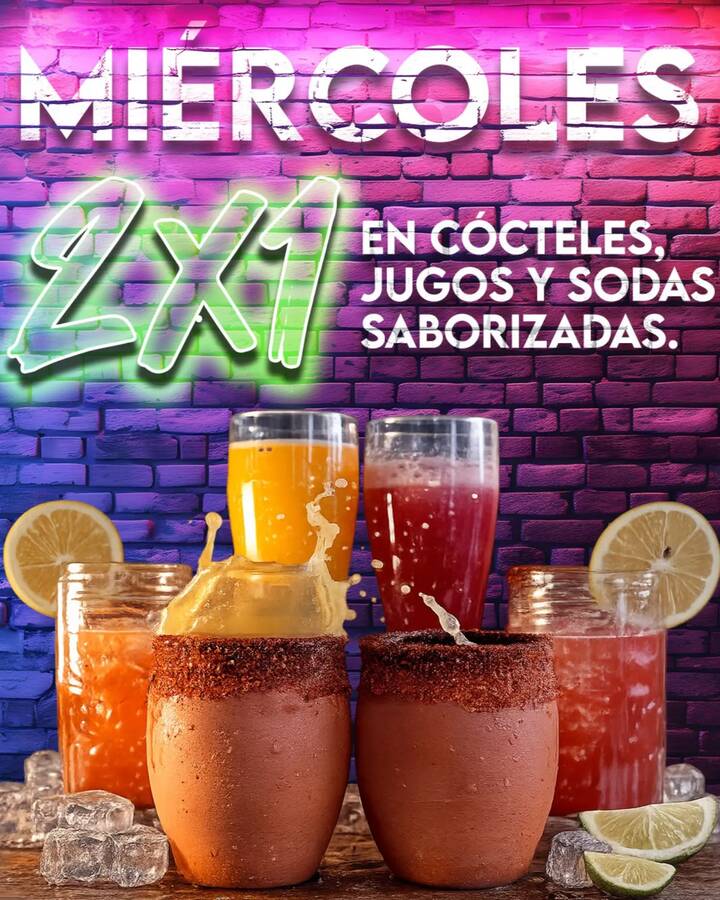 Afiche del miércoles: Miércoles, 2 x 1 en cócteles, jugos y sodas saborizadas. Foto de dos vasos de barro con borde escarchado, vasos de jugo de naranja y de mora y frascos con bebidas de colores, con rodajas de limón, hielo y limas, frente a un muro de ladrillo con luces rosa y violeta.